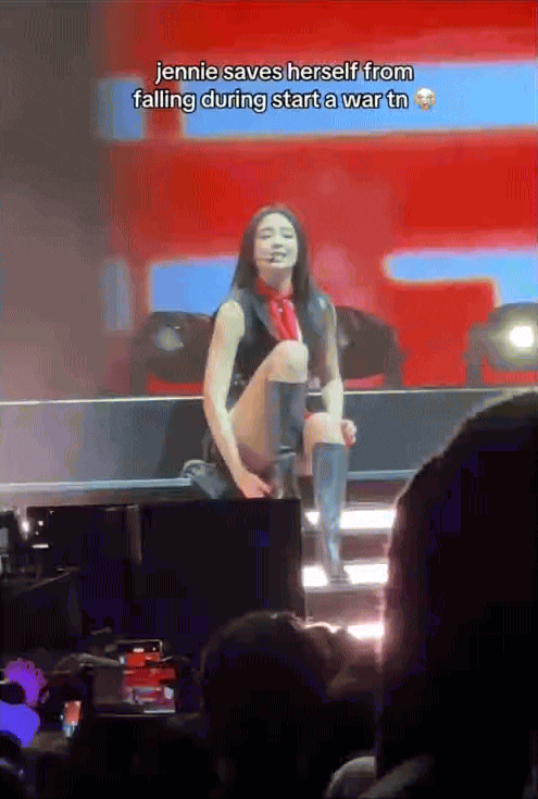 Jennie Coachella wardrobe malfunction 3