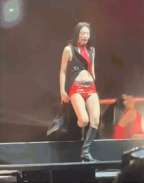 Jennie Coachella wardrobe malfunction 1