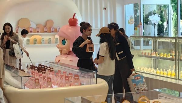 Rare Photos of Barbie Hsu’s Daughter Go Viral 3