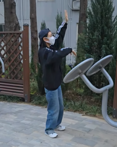 Ahn Eun-jin’s Hilarious Solo DJ Set in Public Park Delights Fans 1