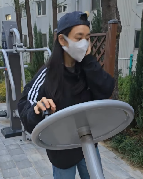 Ahn Eun-jin’s Hilarious Solo DJ Set in Public Park Delights Fans