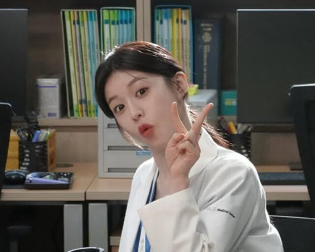 Go Youn-jung Faces Edited Graduation Photo Scandal Amid Rising Popularity 2