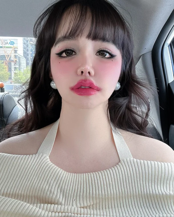 Park Bom Shines in Radiant Spring Selfie – Fans Go Wild