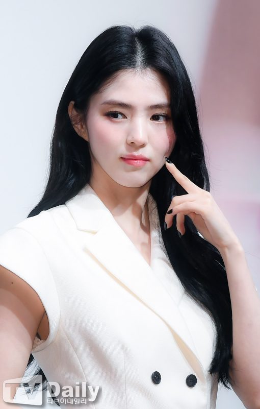 Jisoo Han So Hee A Visual Showdown at Dior Exhibition 10