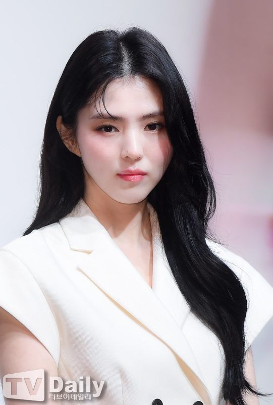 Jisoo Han So Hee A Visual Showdown at Dior Exhibition 9