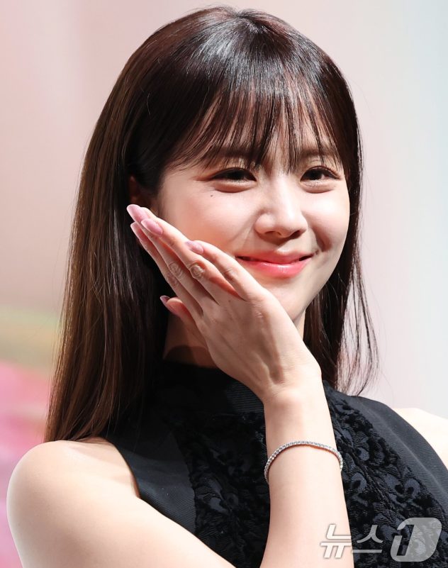 Jisoo Han So Hee A Visual Showdown at Dior Exhibition 5