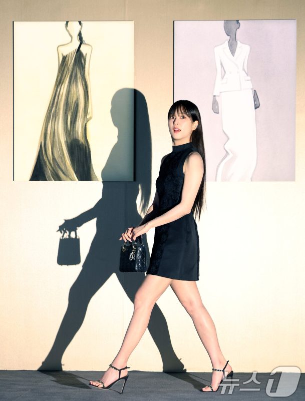 Jisoo Han So Hee A Visual Showdown at Dior Exhibition 1