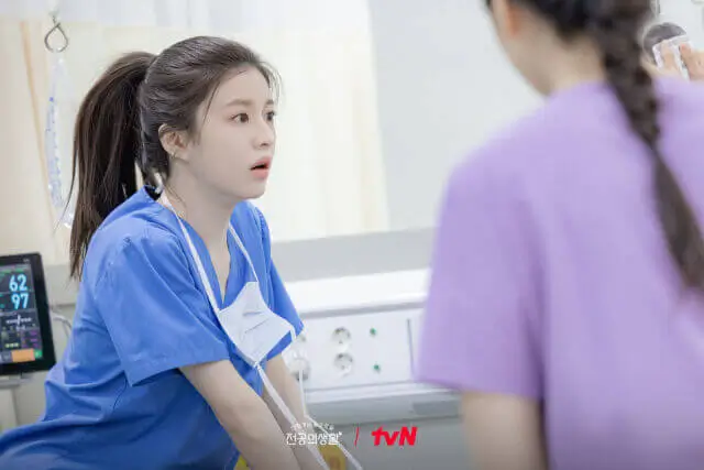 Go Youn-jung Resident Playbook Resident Playbook Faces Criticism for Unrealistic Portrayal 2.jpg