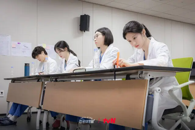 Go Youn-jung Resident Playbook Resident Playbook Faces Criticism for Unrealistic Portrayal 1.jpg