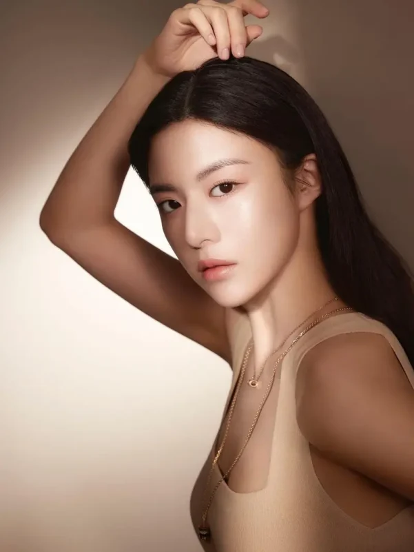 Go Youn-jung Profile 3