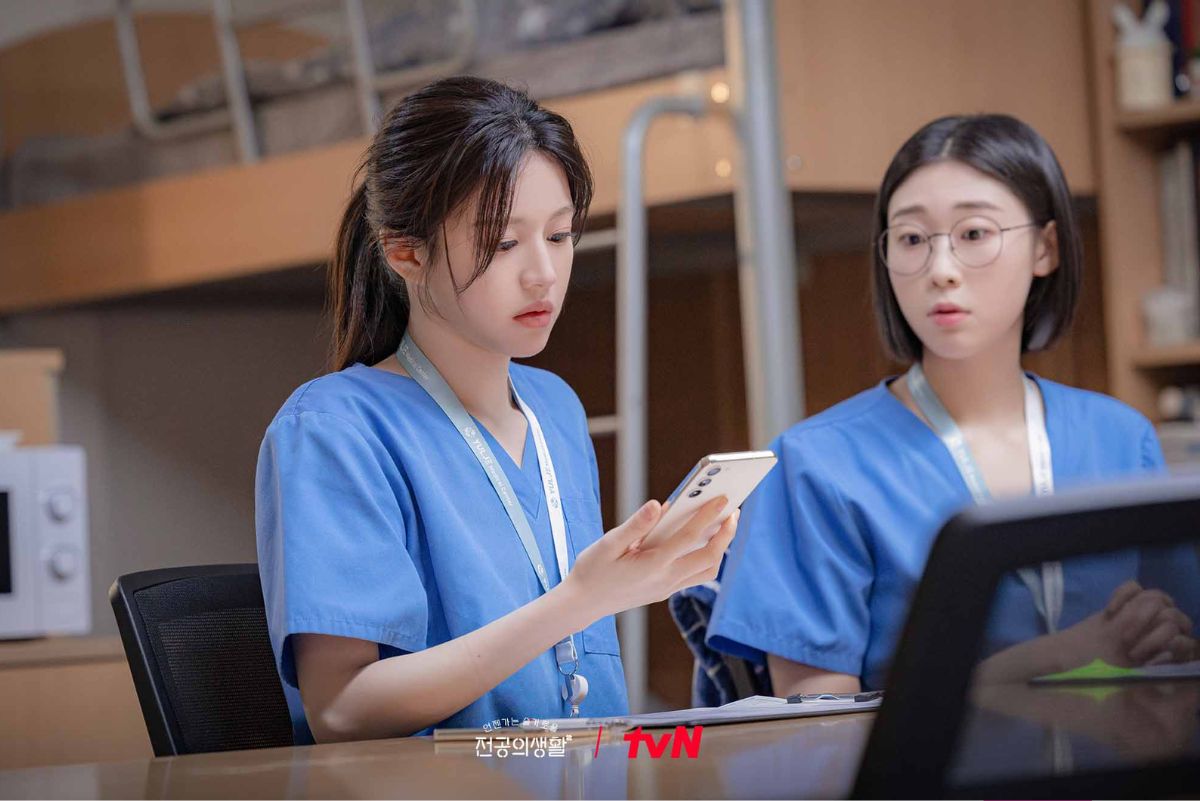 Resident Playbook Rising Star Go Youn-jung Wraps You Quiz on the Block thumbnail