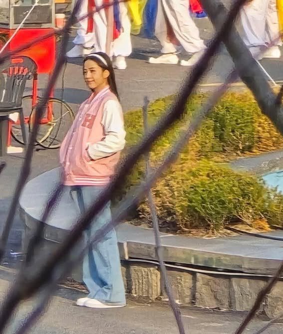 Leaked Set Photos of Jisoo’s New Drama Stir Controversy Online Over Her Drastic Transformation 6