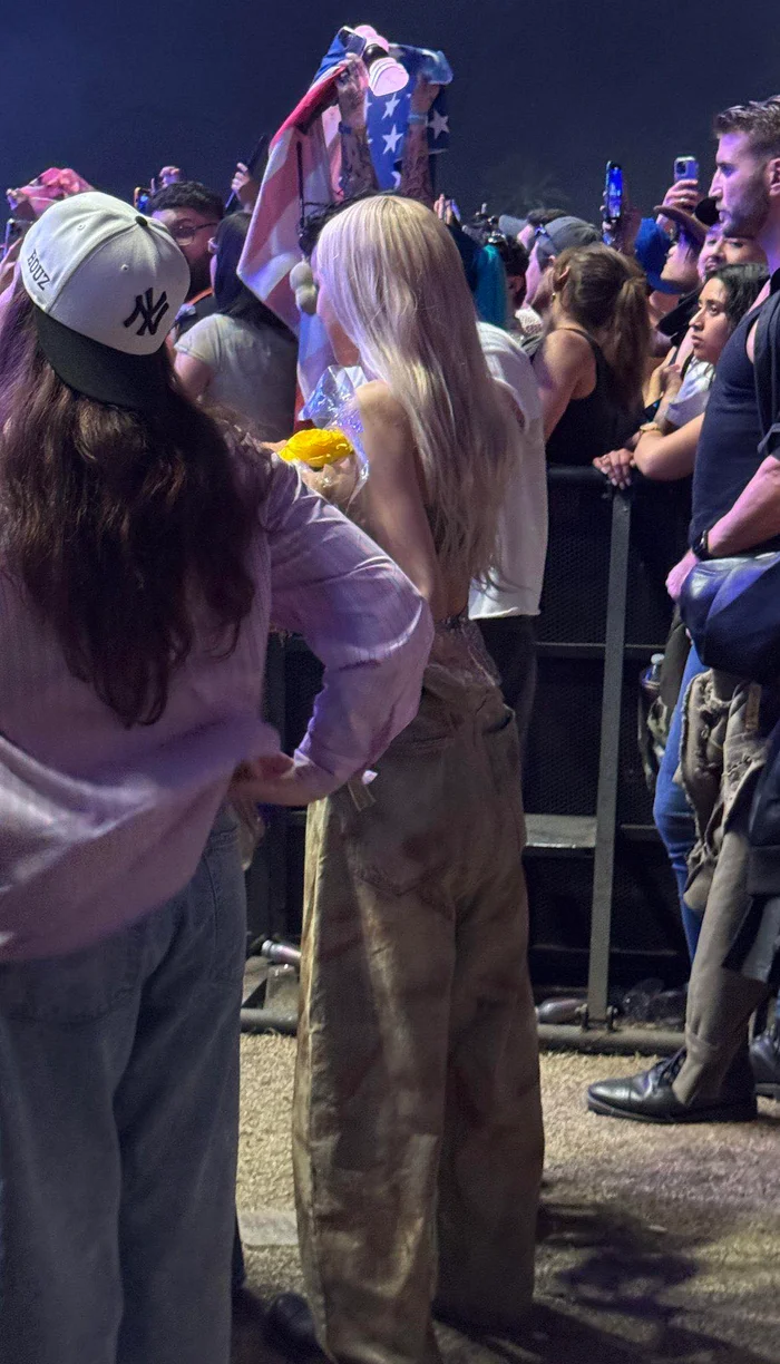 rose lisa coachella 2025