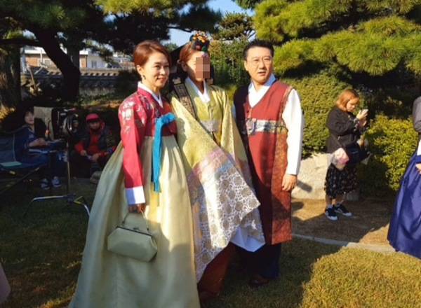 choi jung-woo moon hee-kyung ahn jae-wook tributeHanbok-Outdoors-People-Trees.