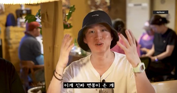 tablo hidden cameraindoor-bucket- 'hat-Korean-gesturing.