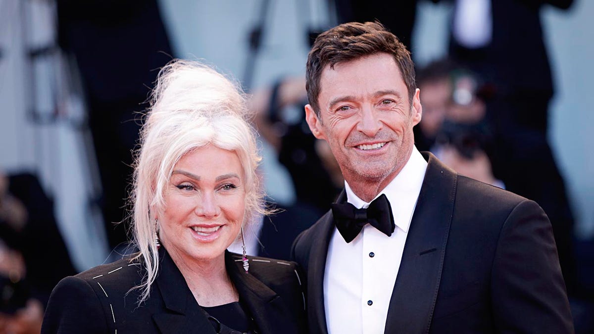 hugh jackman deborra-lee furness divorceHughJackman-DeborraLeeFurness-RedCarpet-Smiling.