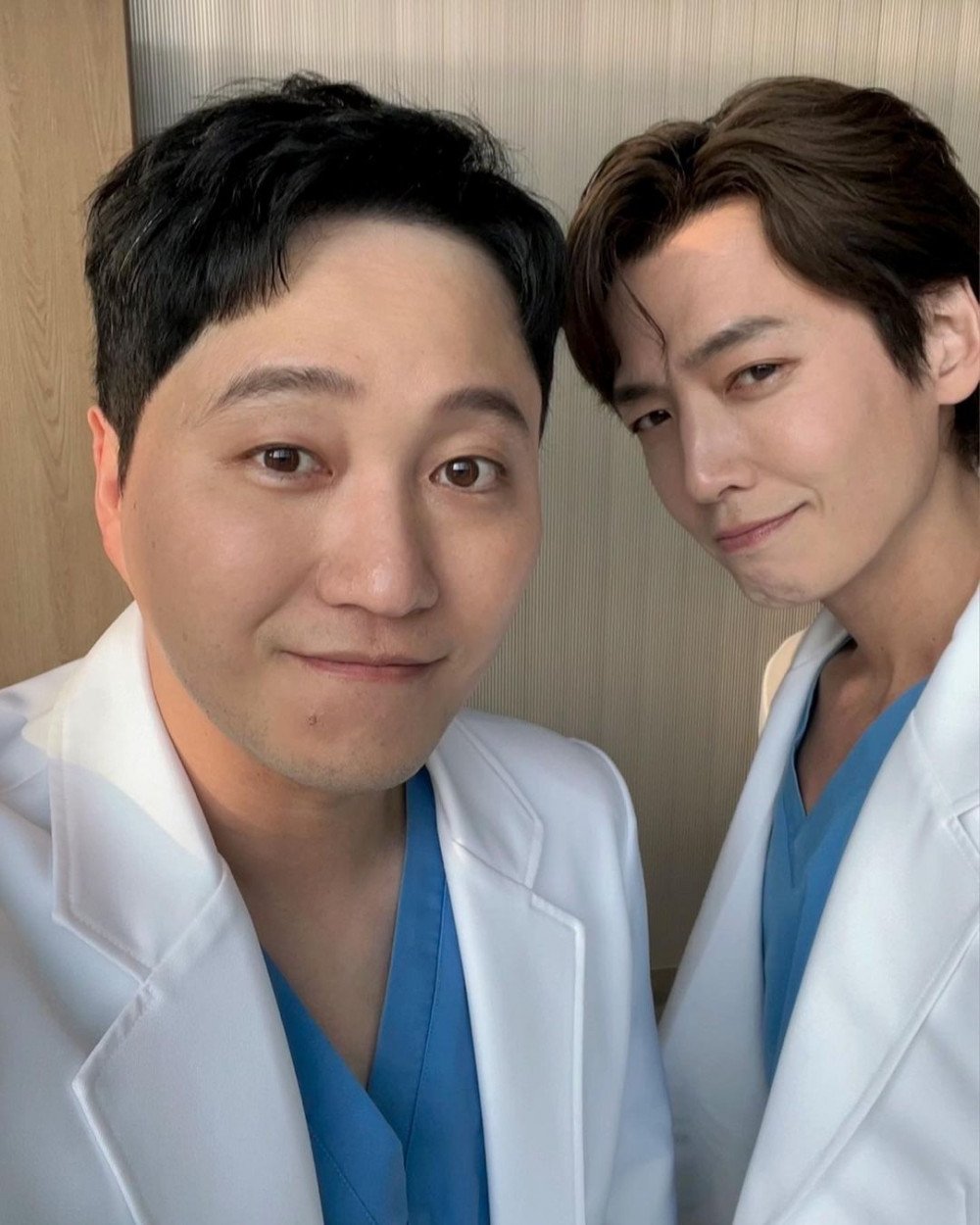 jung kyung-ho kim dae-myung apologyselfie-doctors-scrubs-smiling.