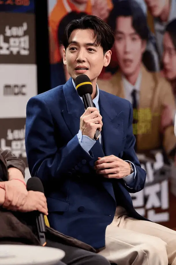 jung kyung-ho kim dae-myung apologyman-microphone-blazer-audience.
