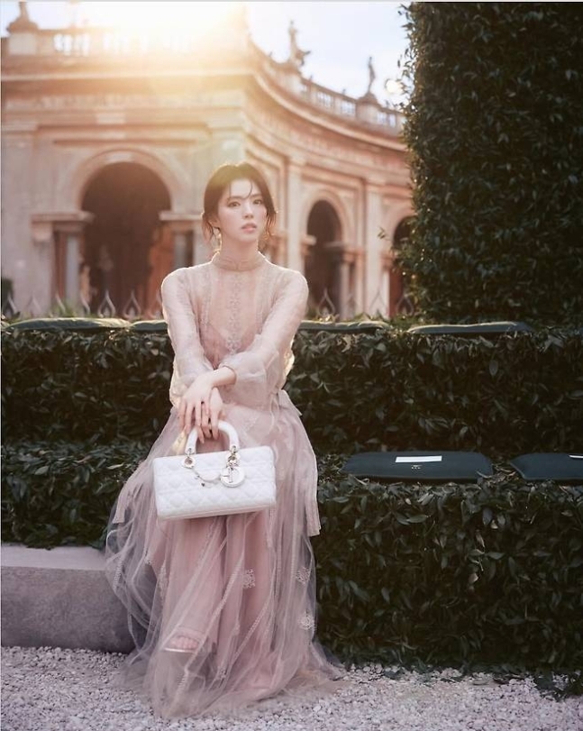 han so-hee dior masterpieceHanSohee-PinkDress-DiorBag-Outdoor.