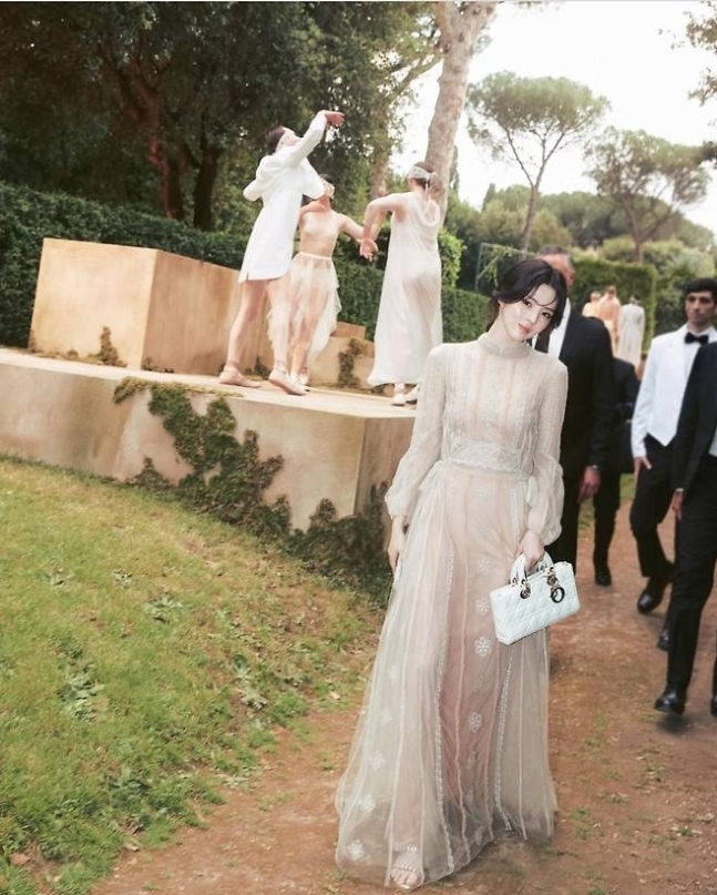 han so-hee dior masterpieceFashion-Ballerinas-Garden-Elegance.