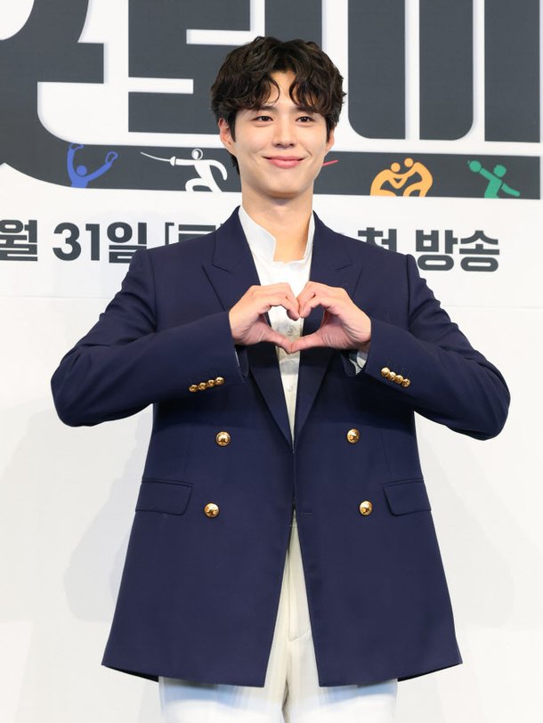 park bo-gum injury recovery good boyman-heart-blazer-smiling.