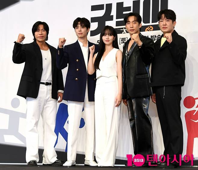 park bo-gum injury recovery good boyAsian-cast-formalwear-group.