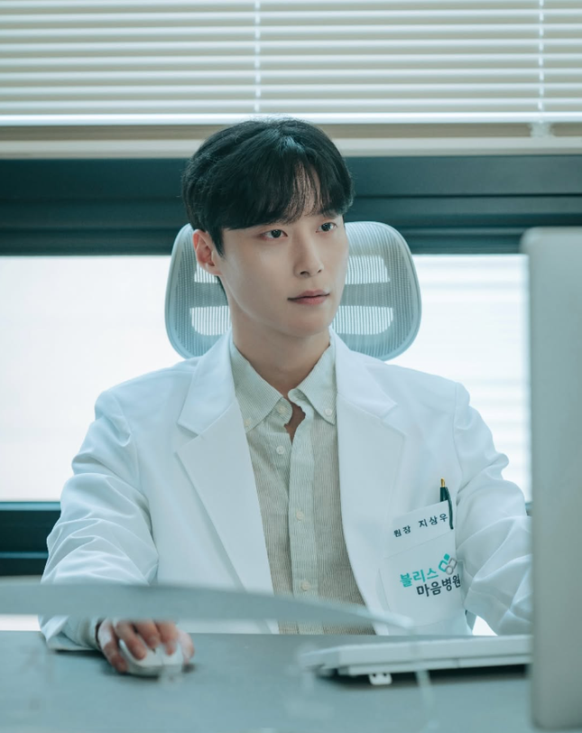 iu-mv-male-lead-not-cha-eun-woo-but-another-actor-huh-nam-joon
