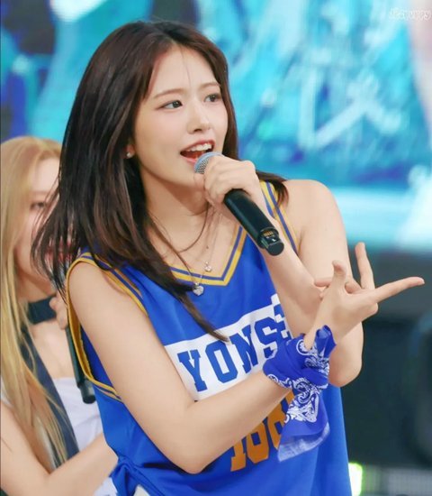 ahn yu-jin viral pann postsinger-performance-microphone-handgesture.
