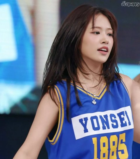 ahn yu-jin viral pann postwoman-jersey-Yonsei-necklace.
