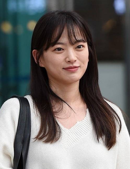 chun woo-hee acting journeywoman-bangs-sweater-shoulderBag.