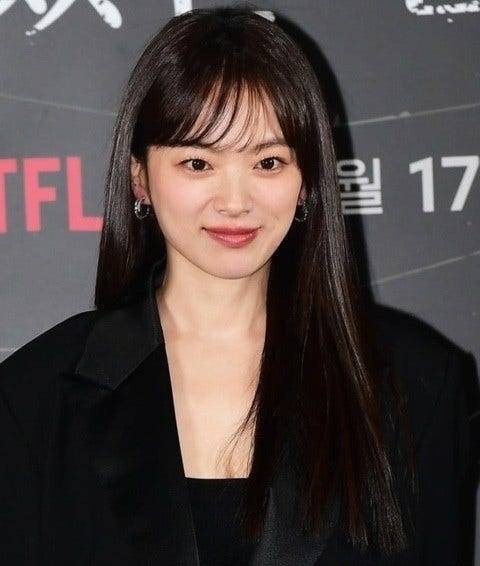 chun woo-hee acting journeywoman-bangs-black-jacket-earrings.