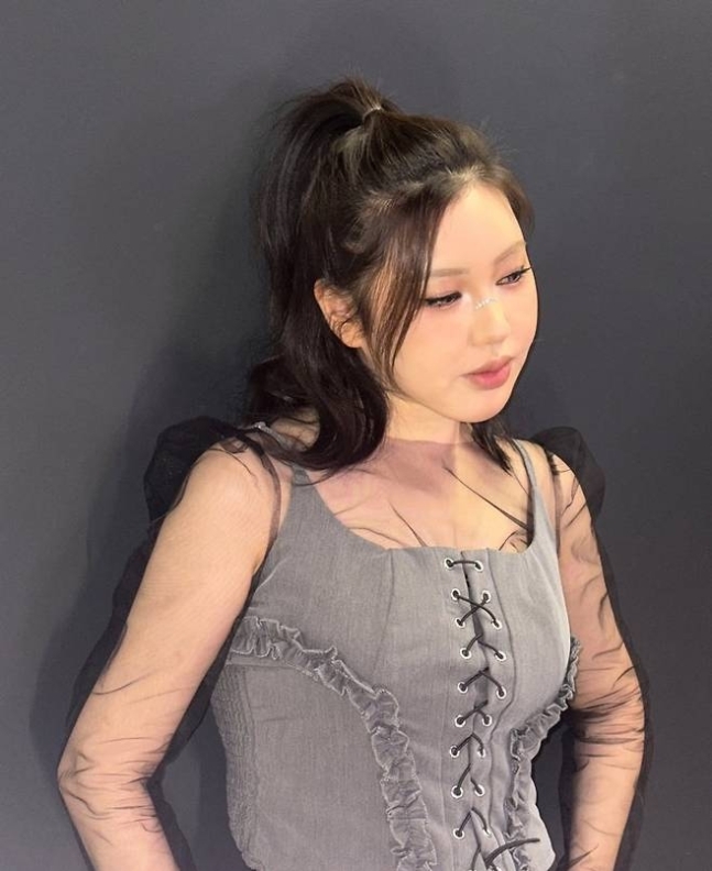 song ga-in mz fairy makeoverwoman-ponytail-grey-corset.