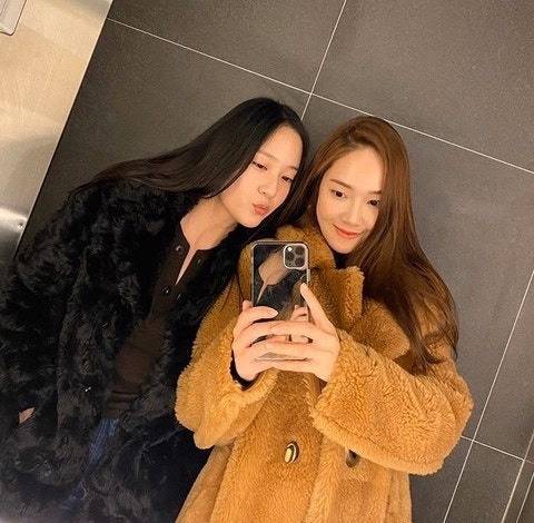 jessica and krystal sm entertainment sisterssisters-selfie-furcoats-elevator.