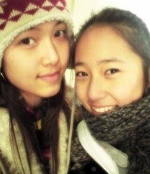 jessica and krystal sm entertainment sistersselfie-friends-winter-smiling .