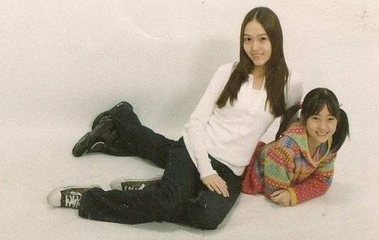 jessica and krystal sm entertainment sisterswomen-casual-studio-posing.