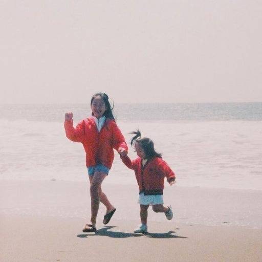 jessica and krystal sm entertainment sistersgirls-beach-running-holdinghands.