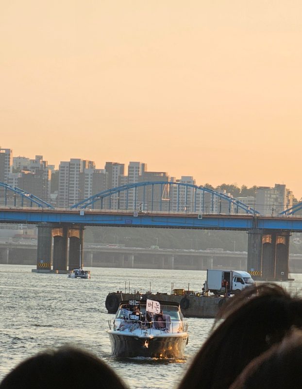 SEVENTEEN fans boat showcase