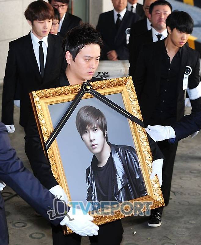chae dong-ha death anniversaryfuneral-portrait-mourning-grief.