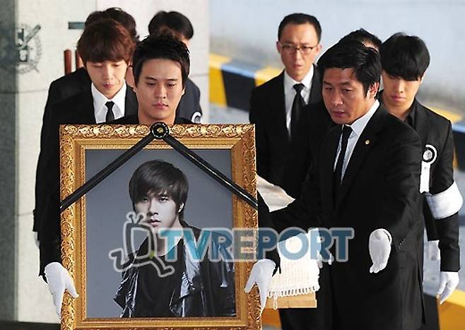 chae dong-ha death anniversaryFuneral-Men-Portrait-Grief.