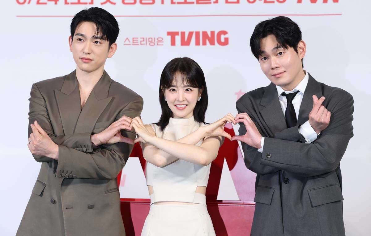 our unwritten seoul park bo-youngActors-heart_gesture-TVING-suits.