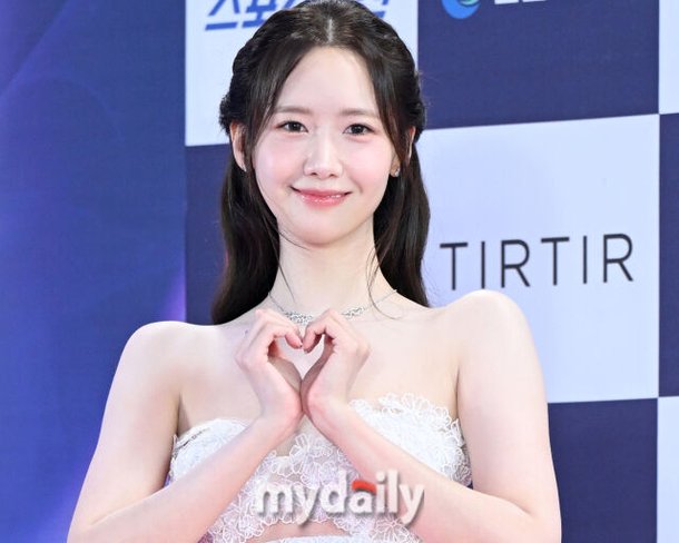 girls' generation yoona centerwoman-dress-heart-smiling.