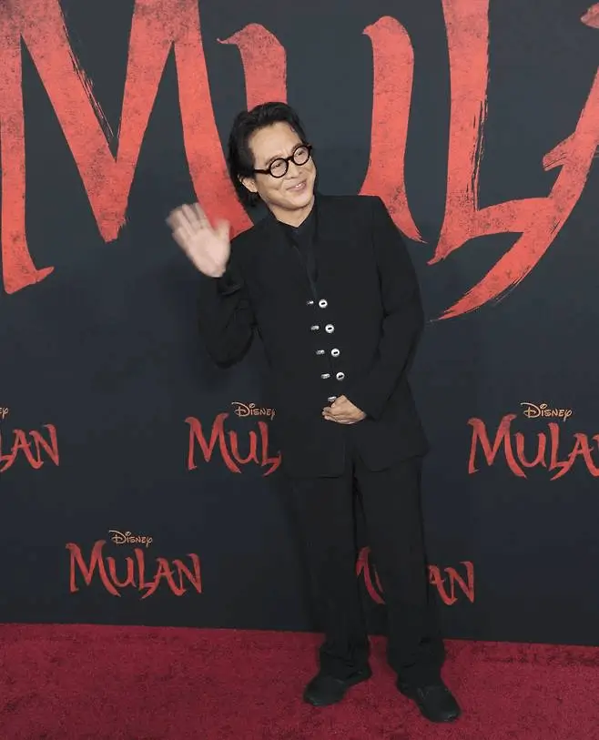 Jet Li comeback filmMan-Mulan-RedCarpet-Waving.