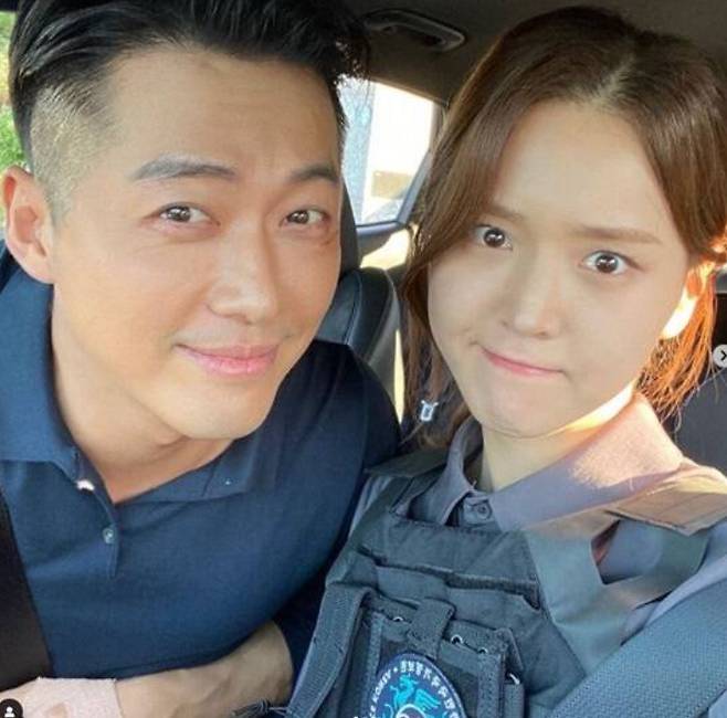 kim ji-eun acting journeyselfie-police-uniform-car-asian.