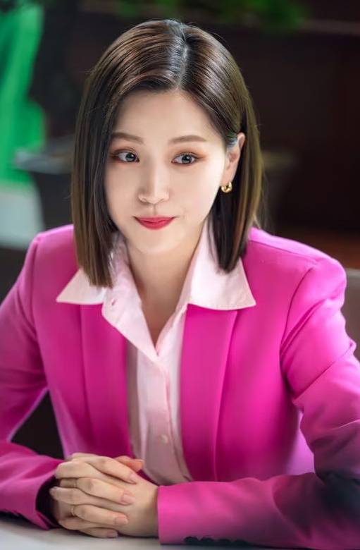 kim ji-eun acting journeywoman-pinksuit-bobhaircut-earrings.