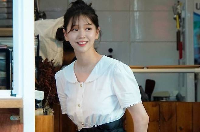 kim ji-eun acting journeywoman-smiling-blouse-cafe.