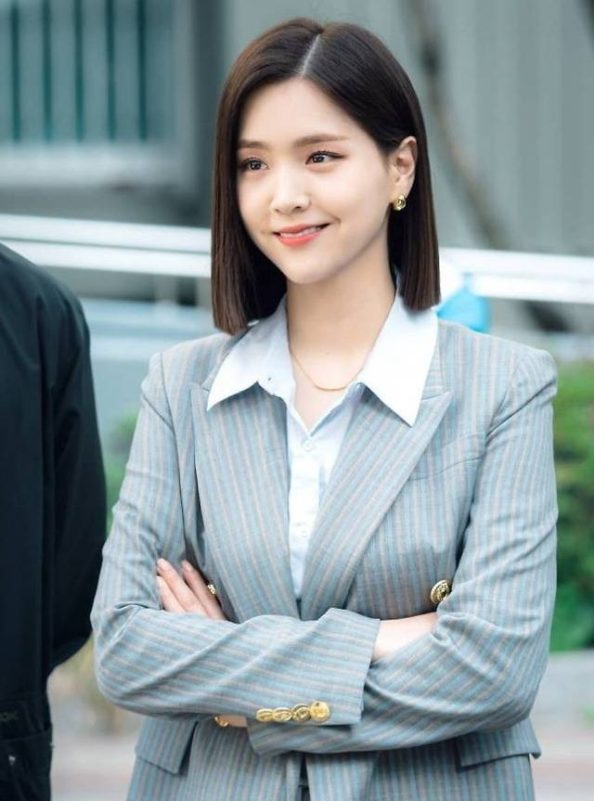 kim ji-eun acting journeywoman-blazer-smiling-professional.