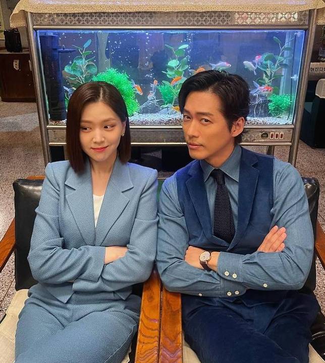 kim ji-eun acting journeycouple-aquarium-formalwear-sitting.