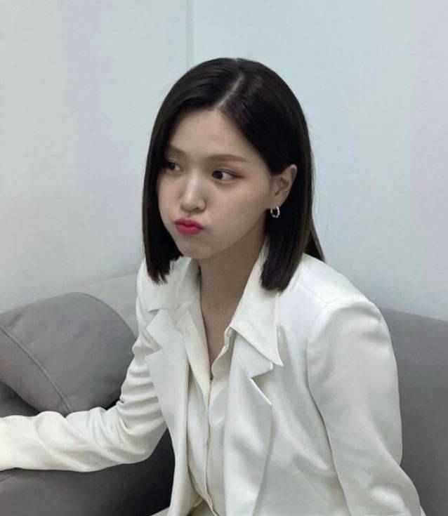 kim ji-eun acting journeywoman-pout-blazer-earrings.