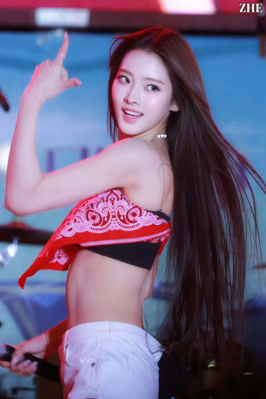 anna meovv visual goddesswoman-bandana-midriff-hair.