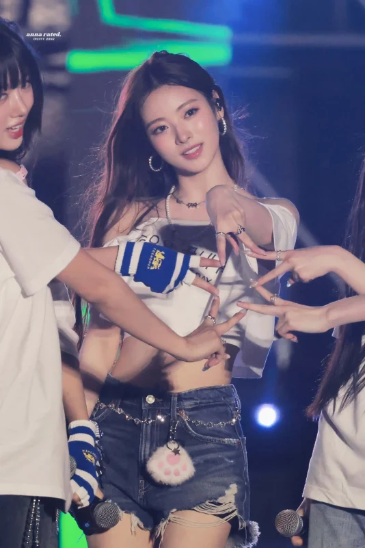 anna meovv visual goddessFemale-Kpop-Handgesture-Denimshorts.